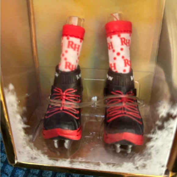 Rainbow High Winter Break Ruby Anderson Snowboard Outfit Red Jacket Skirt Boot - Picture 3 of 3